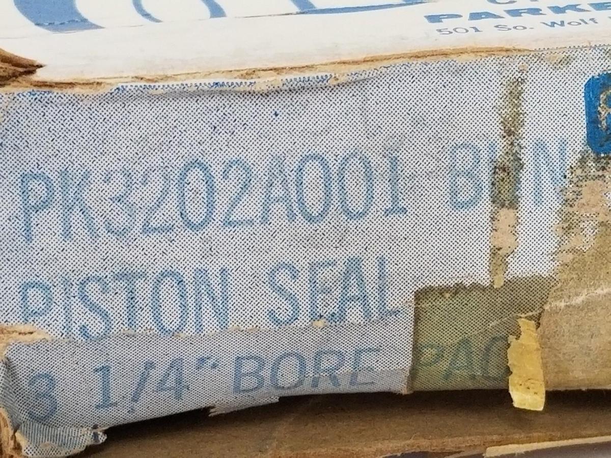Used NIB PARKER HANNIFIN PK3202A001 BUNAN PISTON SEAL 3-1/4'' BORE (INCOMPLETE)