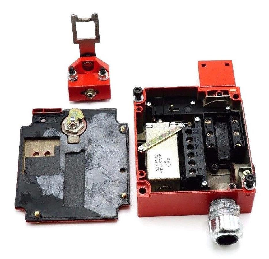 Used TELEMECANIQUE XCSE7513 SAFETY LIMIT SWITCH XCS-E7513 W/ KEY-TONGUE XCS-Z03
