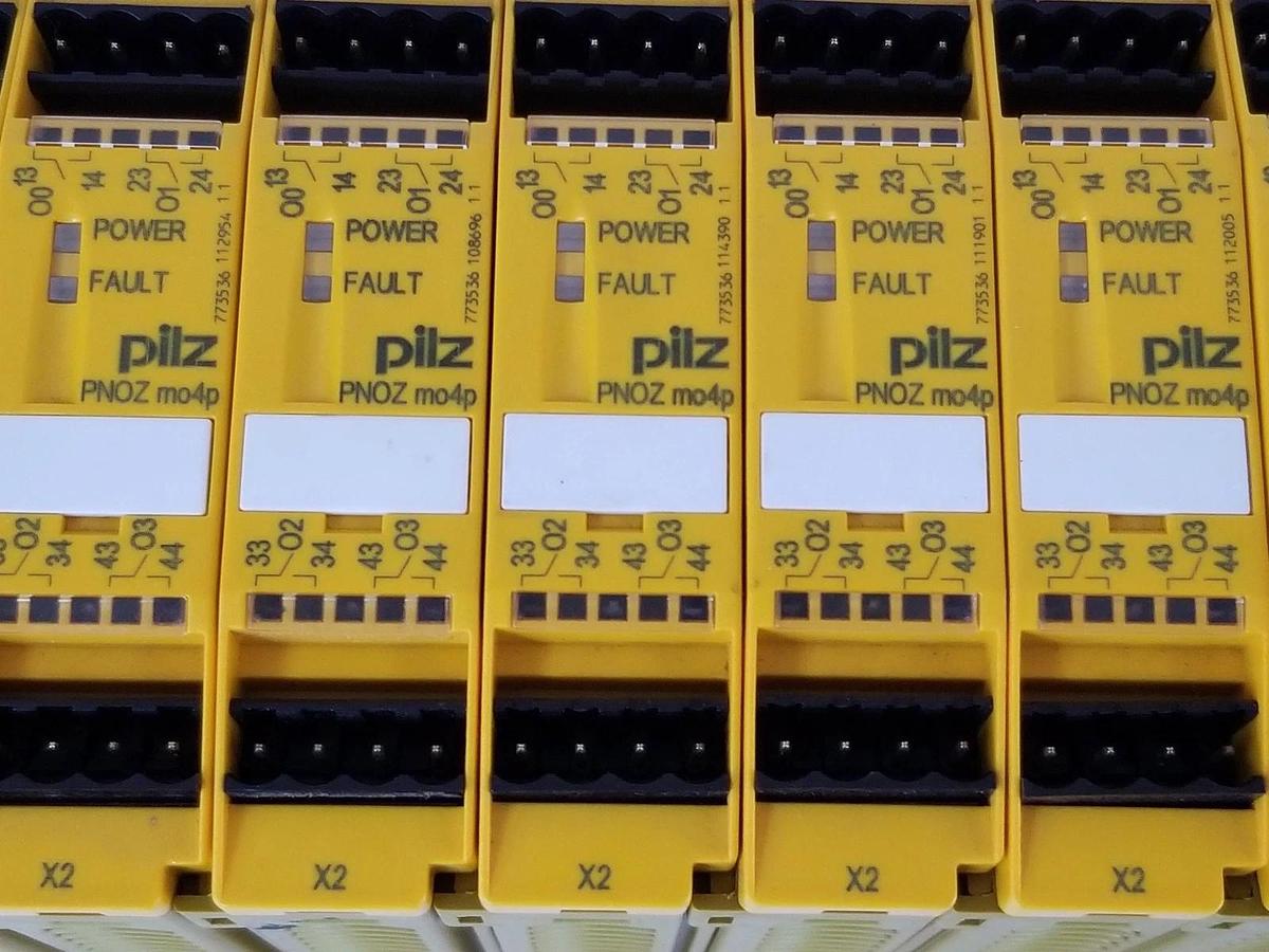 Used LOT OF 9 PILZ PNOZ-MO4P SAFETY RELAY EXPANSION MODULES PNOZMO4P