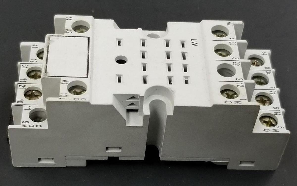 Used ALLEN BRADLEY 700-HN103 RELAY BASE SER. C, 10A, 300V, 700HN103