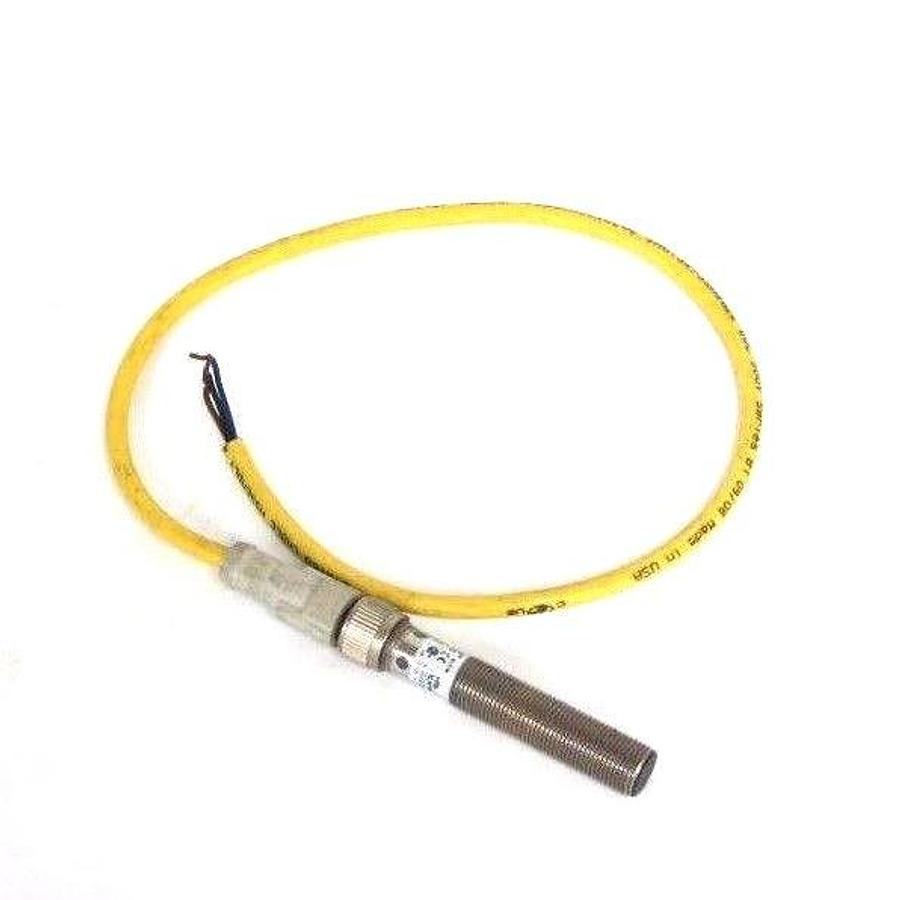 Used CUTLER HAMMER E57-12GS02-GDB INDUCTIVE PROXIMITY SWITCH W/ CSDS4A3CY2202 CABLE
