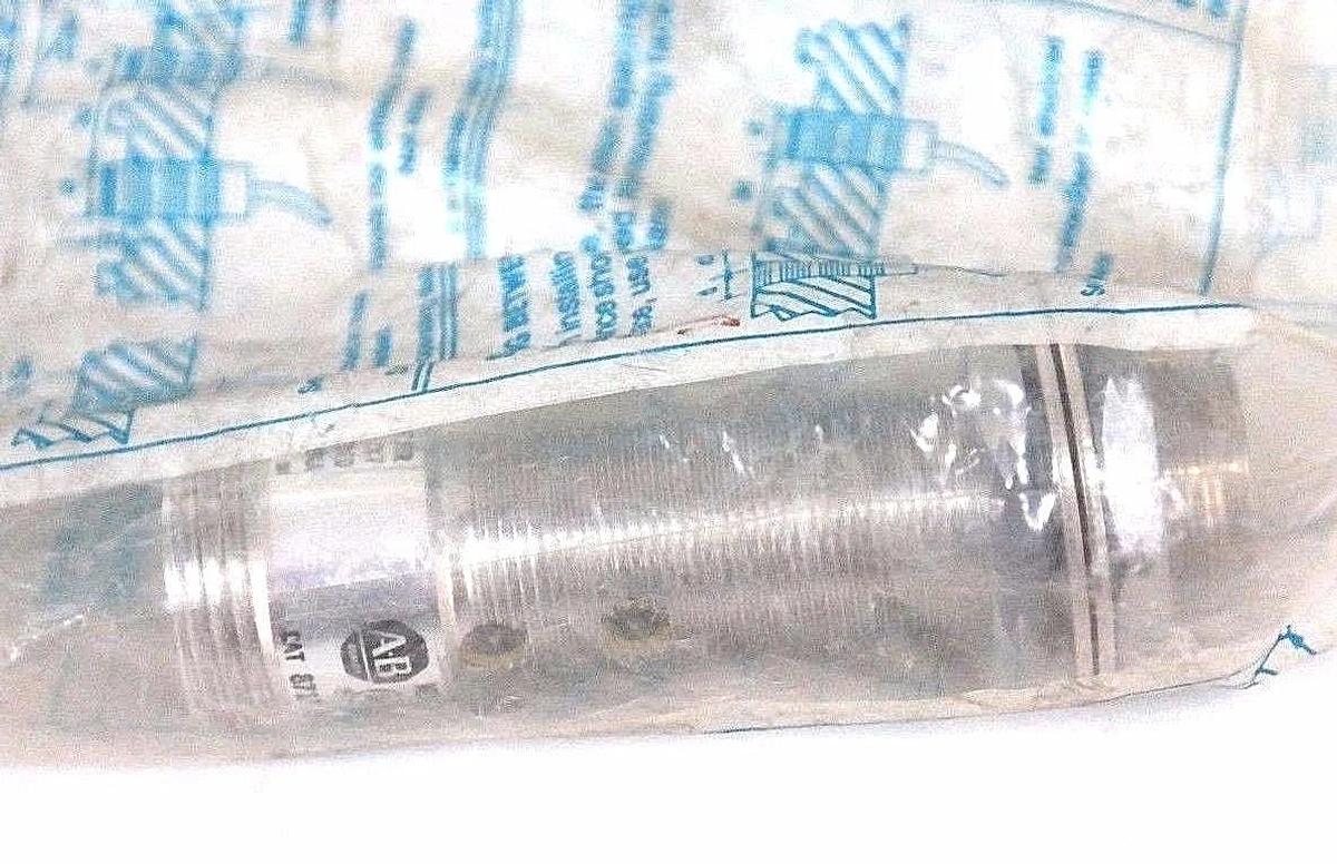 Used NIB ALLEN BRADLEY 871TM-D5NP18-N4 SER. A PROXIMITY SENSOR 871TMD5NP18N4