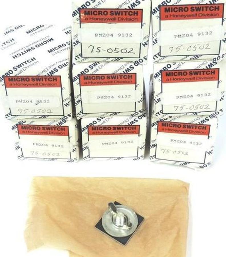 LOT OF 8 NIB MICRO SWITCH PMZ04 9132 PLUGS 1.125 IN, SQUARE HOLE