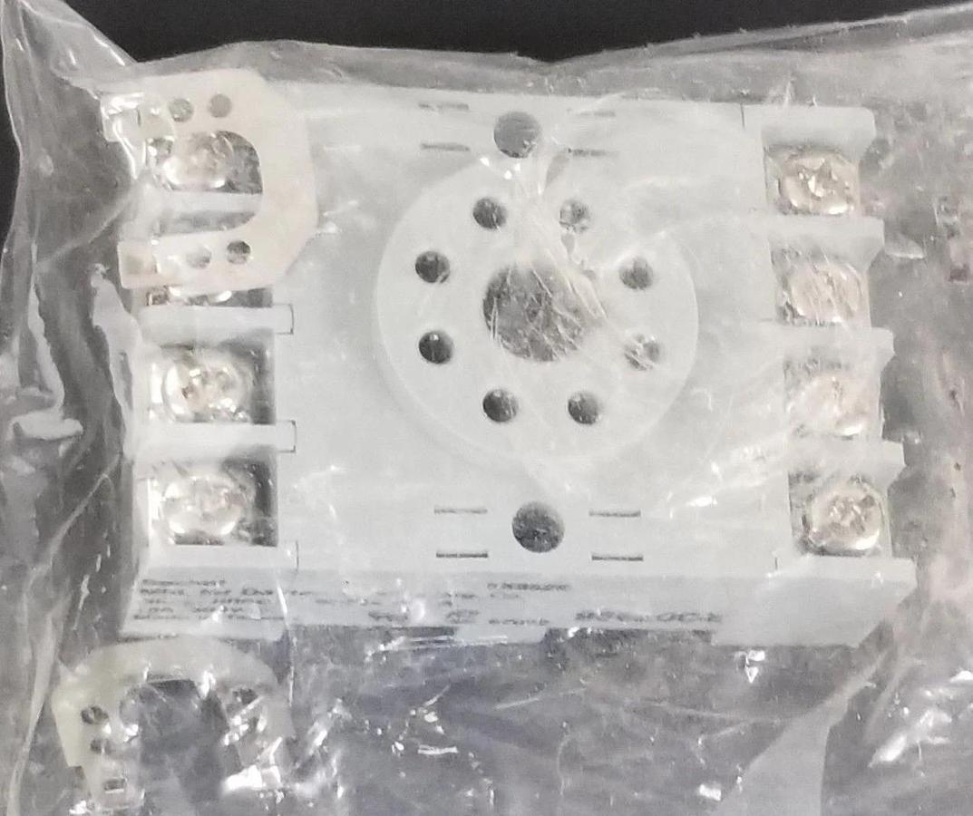 NEW DAYTON 5X852E RELAY SOCKET 10A, 300V, 8-BLADE