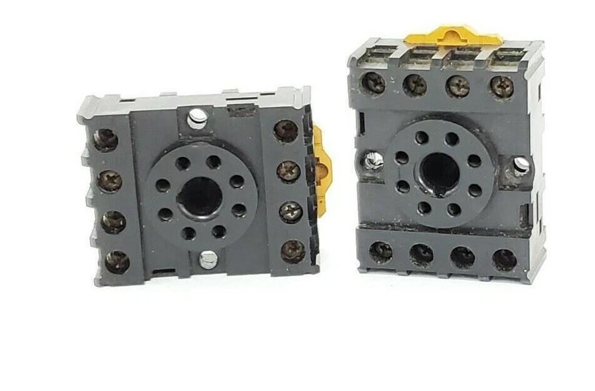 Used LOT OF 2 CUTLER-HAMMER D3PA2 SOCKETS 8PIN 250V 10AMP
