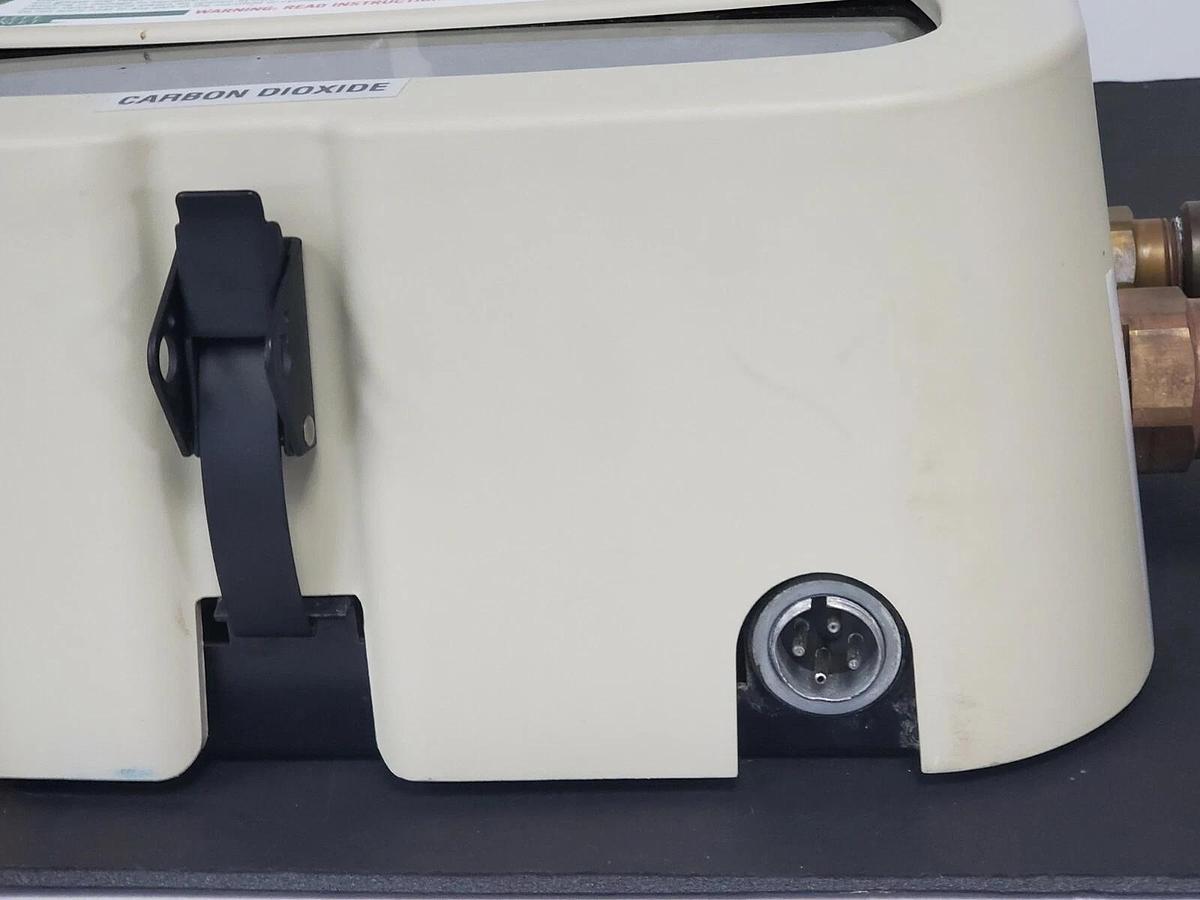 Used VICTOR MEDICAL PRODUCTS VM1100 NITROGEN OXIDE / CARBON DIOXIDE GAS MANIFOLD