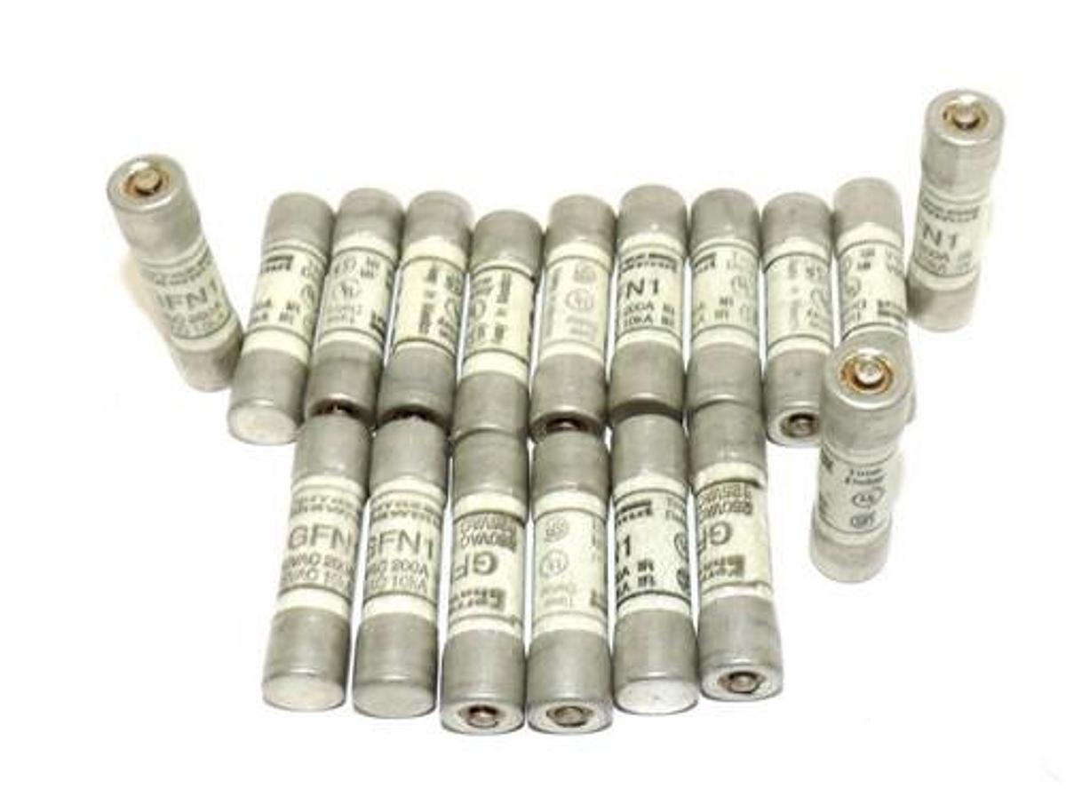 Used LOT OF 18 FERRAZ SHAWMUT GFN1 TIME-DELAY FUSES