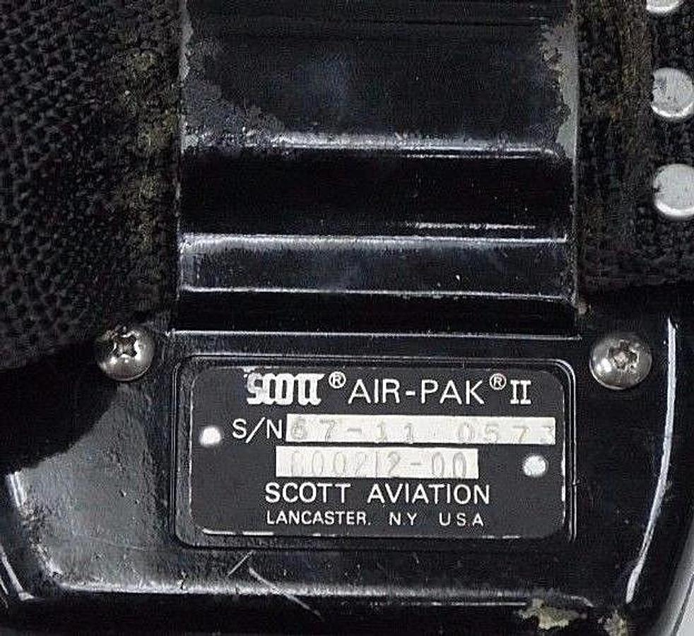 Used SCOTT AIR-PAK II PRESUR-PAK 800212-00 HARNESS P/N 800020-04 WITH MASK AND CASE