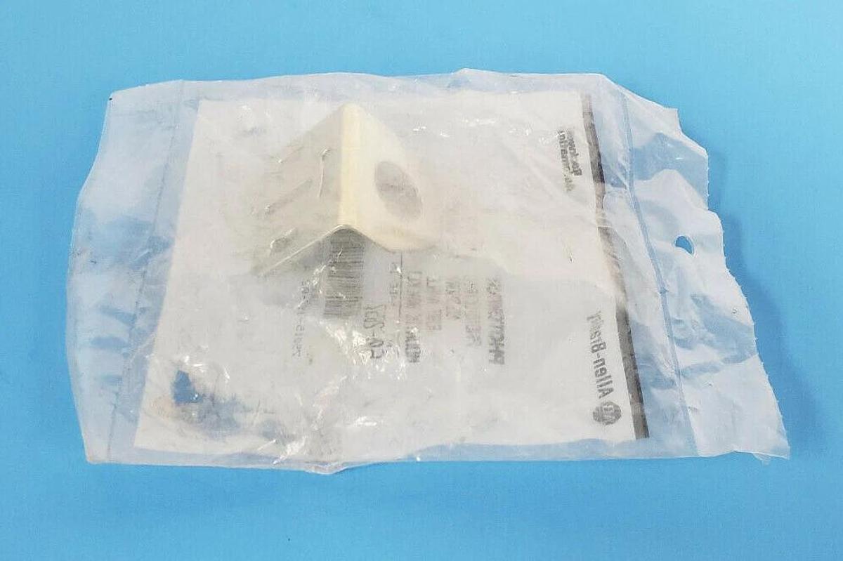Used NEW ALLEN-BRADLEY 60-2657 SER. A PHOTOELECTRIC RIGHT ANGLE MOUNTING BRACKET