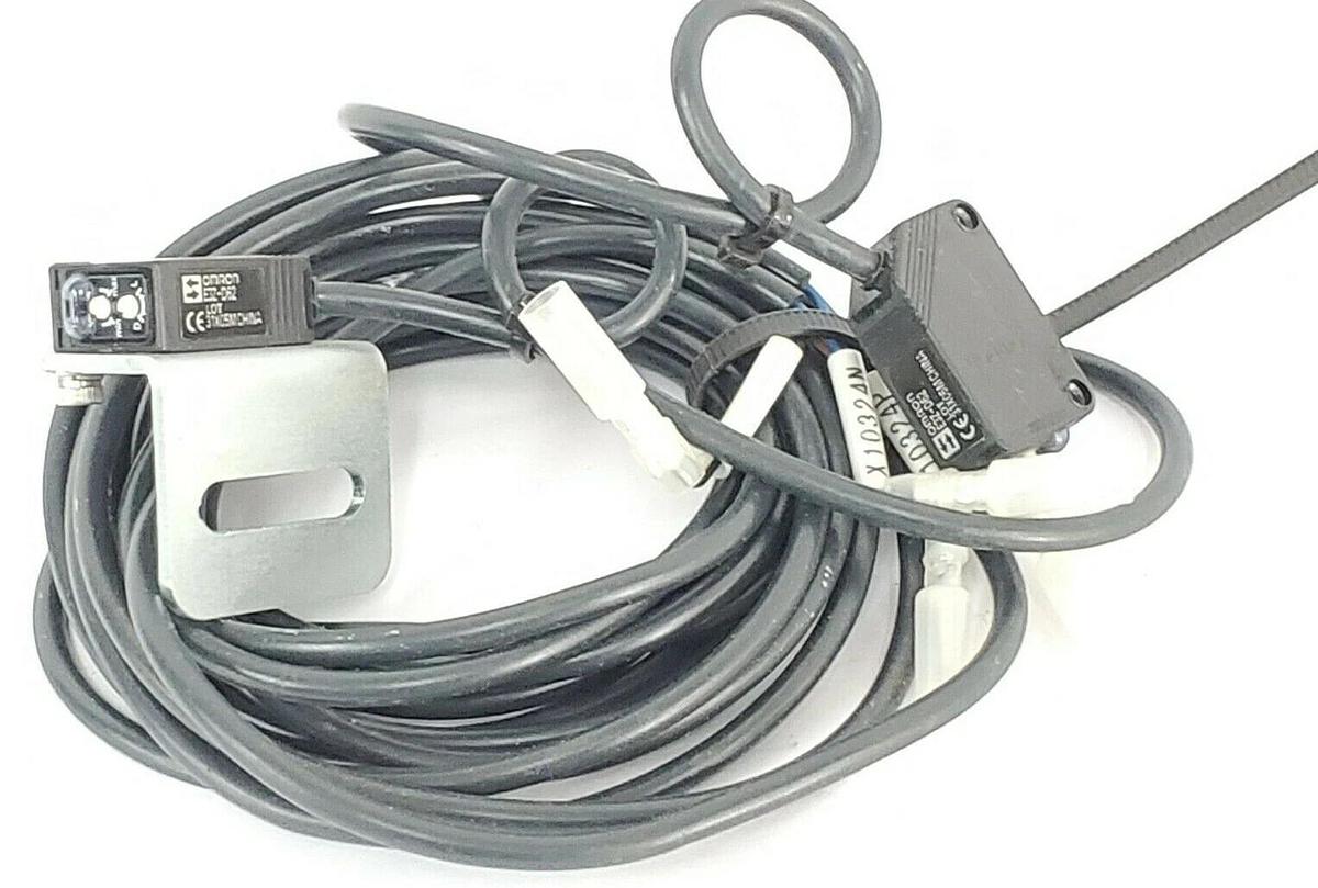Used LOT OF 2 OMRON E3Z-D62 PHOTOELECTRIC SENSORS 2 METER RANGE NPN 12/24 VDC