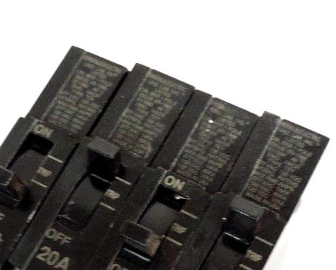 Used LOT OF 4 GENERAL ELECTRIC TEY120 CIRCUIT BREAKERS 1P, 20A, ISSUE XR-1566