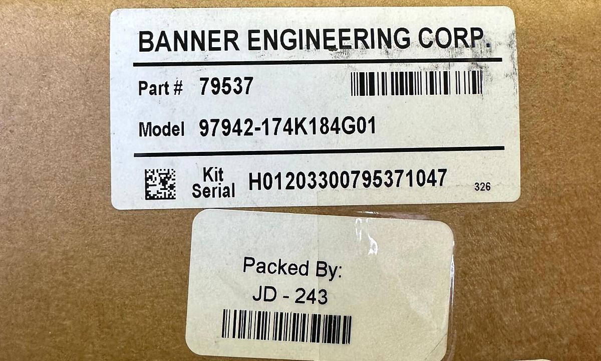 Used NEW BANNER SLSE14-900P8 / SLSE14900P8 EZ-SCREEN EMITTER LIGHT CURTAIN 136746