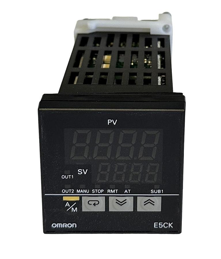 Used NEW OMRON E5CK-QQ101 / E5CKQQ101 DIGITAL CONTROLLER E5CK MULTI-RANGE 100-240VAC