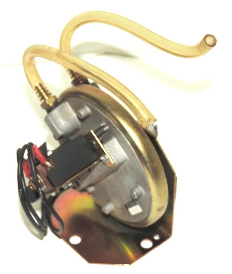 Used DWYER 1824-1 VERTICAL DIAPHRAGM PRESSURE SWITCH 15A 18241
