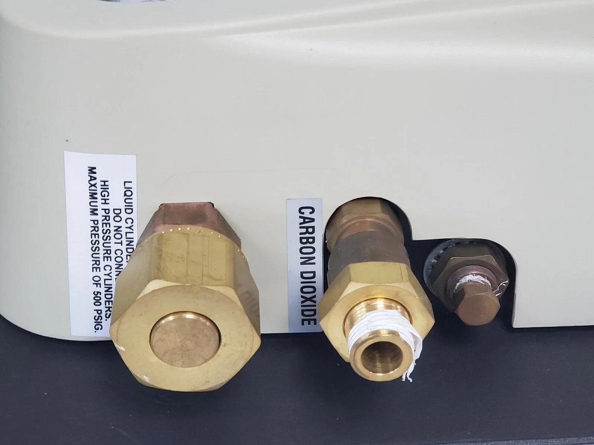 Used VICTOR MEDICAL PRODUCTS VM1100 NITROGEN OXIDE / CARBON DIOXIDE GAS MANIFOLD