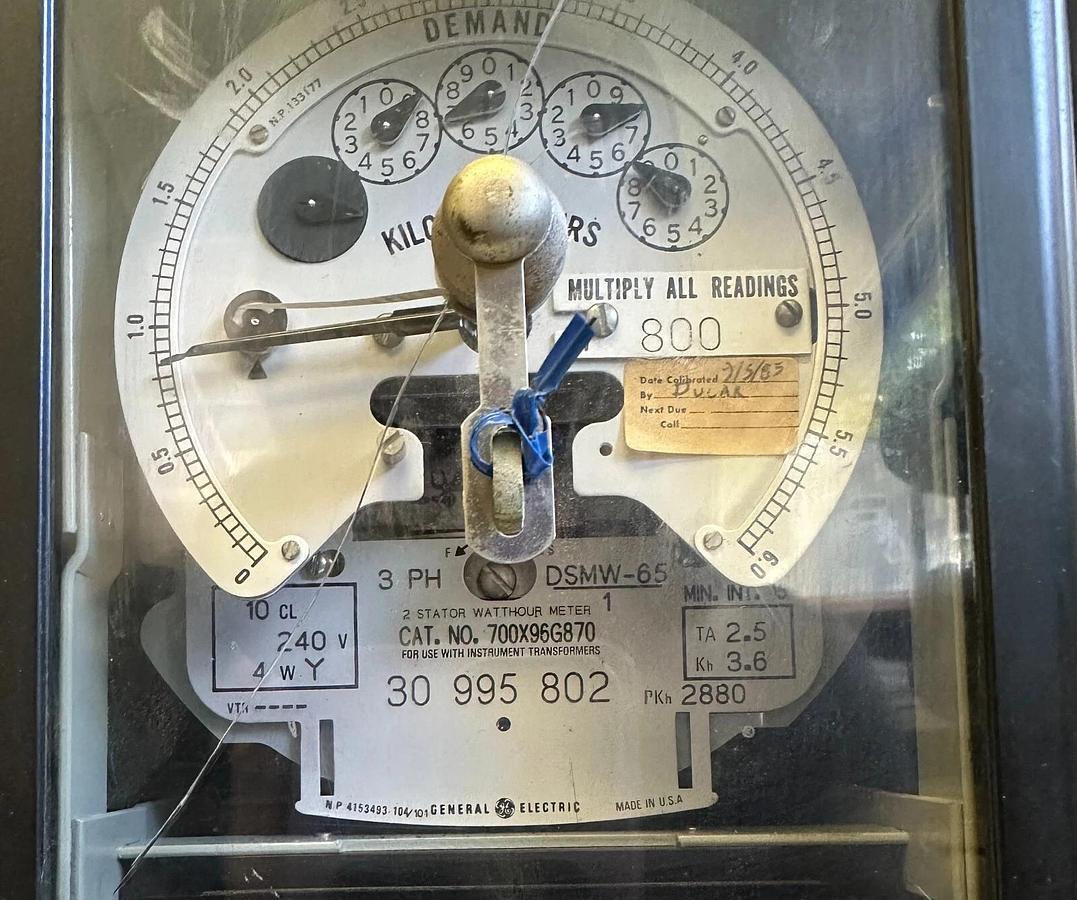 Used GENERAL ELECTRIC 700X96G870 2-STRATOR WATTHOUR METER DSMW-65 / DSMW65 *READ