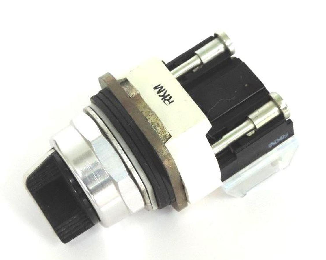 Used ALLEN BRADLEY 800T-H2 SELECTOR SWITCH SER. T W/ 800T-XA SER. C CONTACT BLOCK