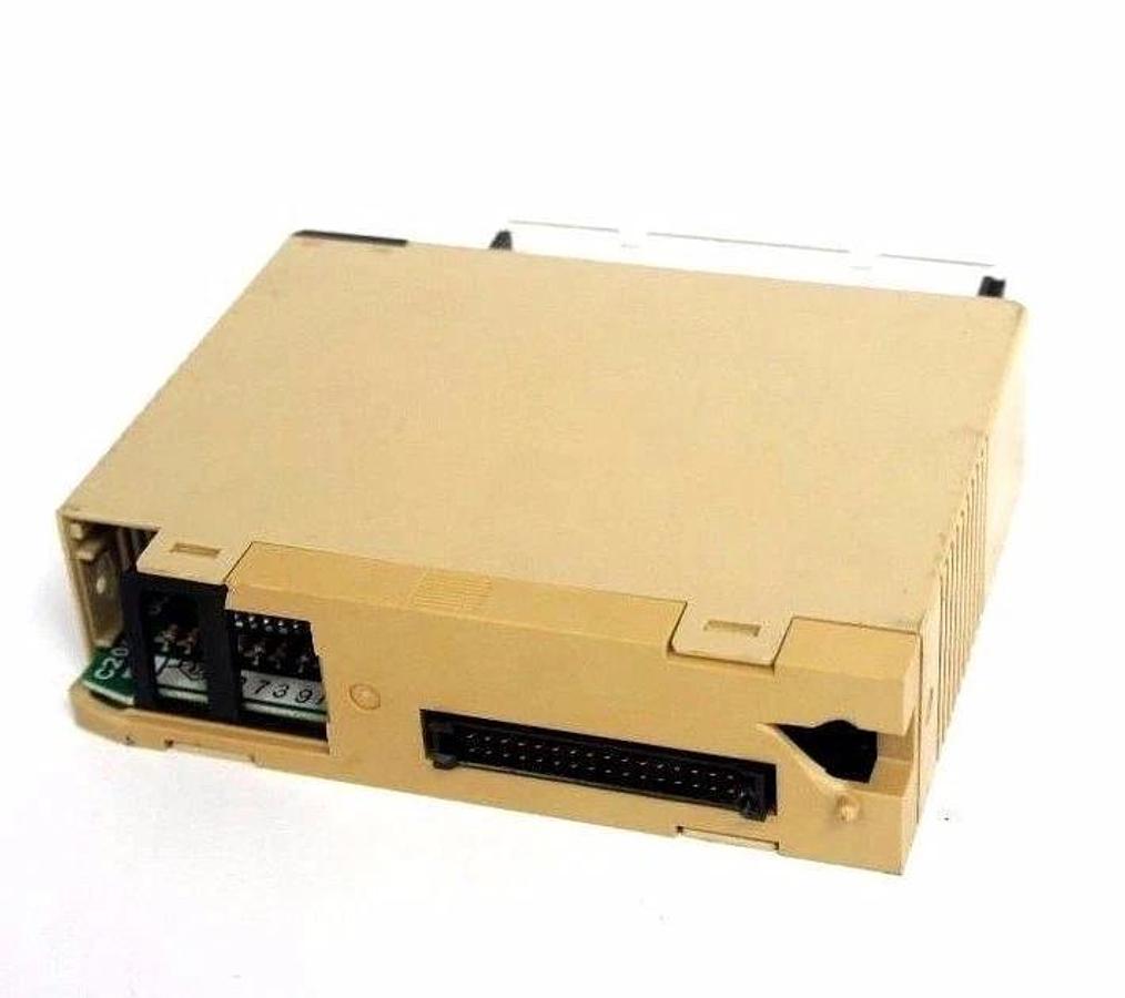 Used OMRON C200H-OC222 OUTPUT MODULE UNIT 2A/POINT, 8A/UNIT, 250VAC/24VDC