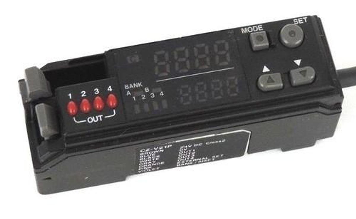 Used KEYENCE CZ-V21P PHOTOELECTRIC DIGITAL RGB AMPLIFIER UNIT 24VDC CLASS 2 CZV21P
