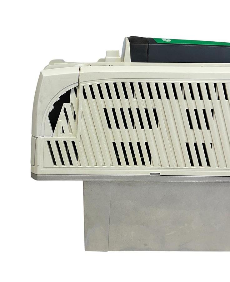 Used CONTROL TECHNIQUES SP2202 UNIDRIVE 200-240VAC 4/5.5kW 5/7.5HP 3PH 18.2A USNP