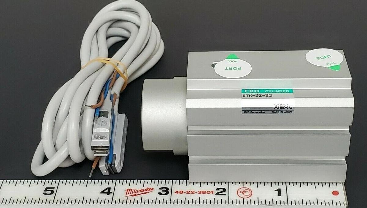 Used NEW CKD STK-32-20 CYLINDER STK3220 W/ TWO T2YH REED SWITCHES