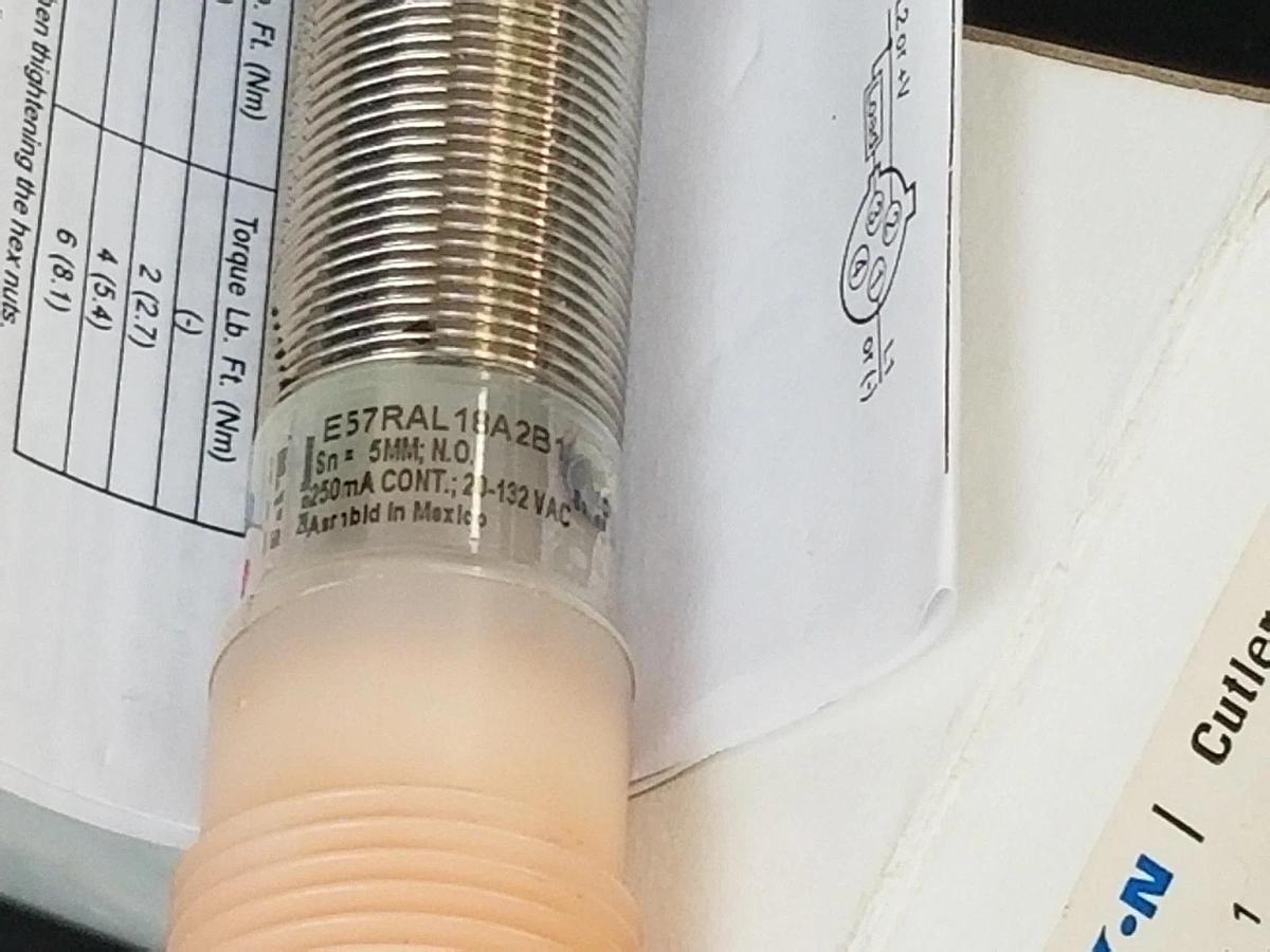Used NIB EATON CUTLER-HAMMER E57RAL18A2B1 18MM TUBULAR INDUCTIVE PROXIMITY SENSOR