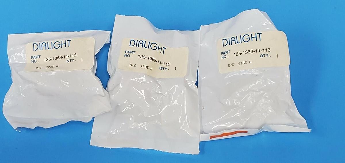 Used LOT OF 3 NEW DIALIGHT 125-1363-11-113 LAMP BASES D/C 9735 A 125136311113