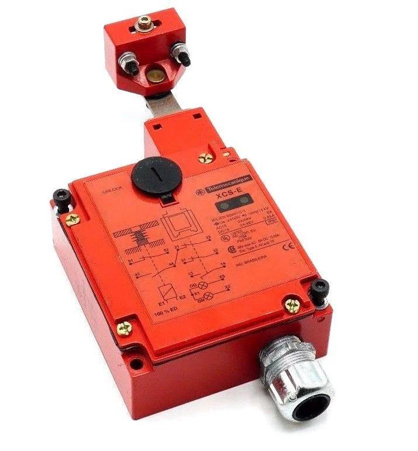 Used TELEMECANIQUE XCSE7513 SAFETY LIMIT SWITCH XCS-E7513 W/ KEY-TONGUE XCS-Z03