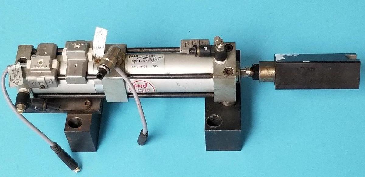 Used PHD A3VF11/8X2X13/16-M CYLINDER VALVE 3 POSITION 150PSI AIR 1-1/8 BORE 17522