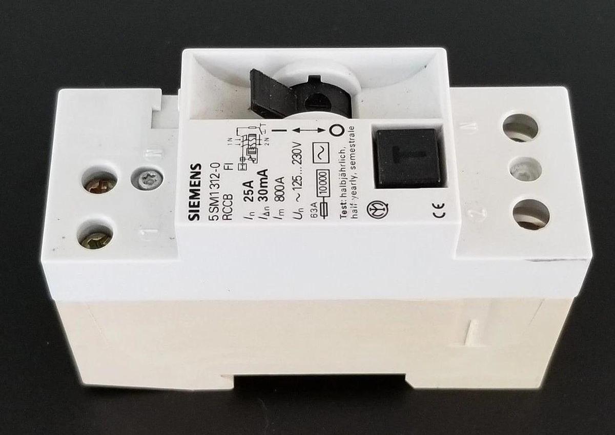 Used SIEMENS 5SM1312-0 CIRCUIT BREAKER 125-230V, 2P, 25A, 5SM13120