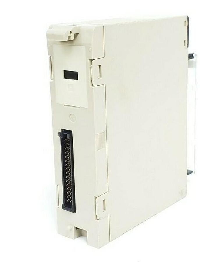 Used OMRON C200H-0C224 OUTPUT UNIT C200H-OC224 250VAC/24VDC, 2A/POINT