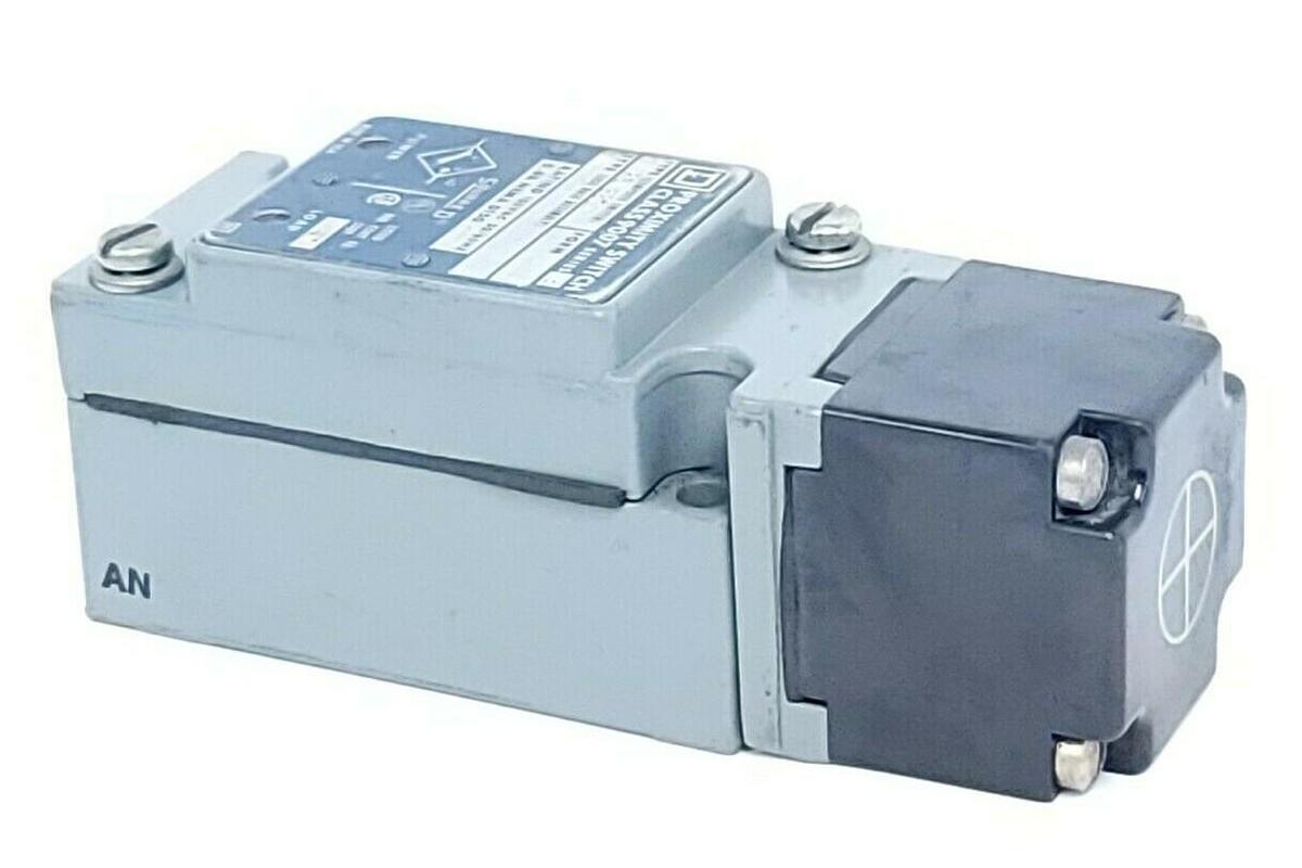 Used SQUARE D 9007-PSN223A PROXIMITY SWITCH 120VAC 50/60HZ 9007PSN223A SER. B