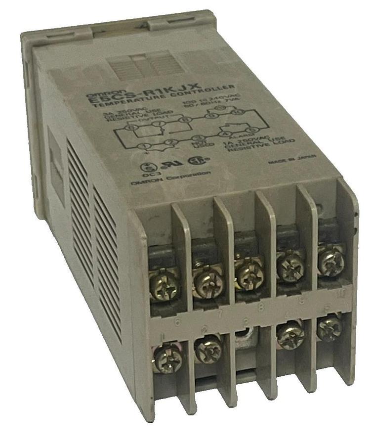 Used OMRON E5CS-R1KJX Temperature Controller 1/16 DIN Relay 3A 250VAC 100-240VAC