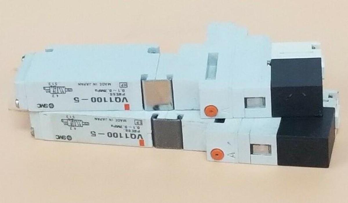 Used LOT OF 2 SMC VQ1100-5 SOLENOID VALVE VQ11005, 0.1~0.7MPa, DC 24V, 1W