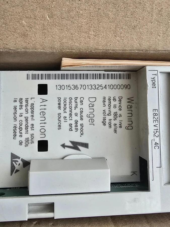 Lenze E82EV152P4C Inverter 8200 1.5kW 2HP 3~400V 13015367 E82EV152_4C 5700028001