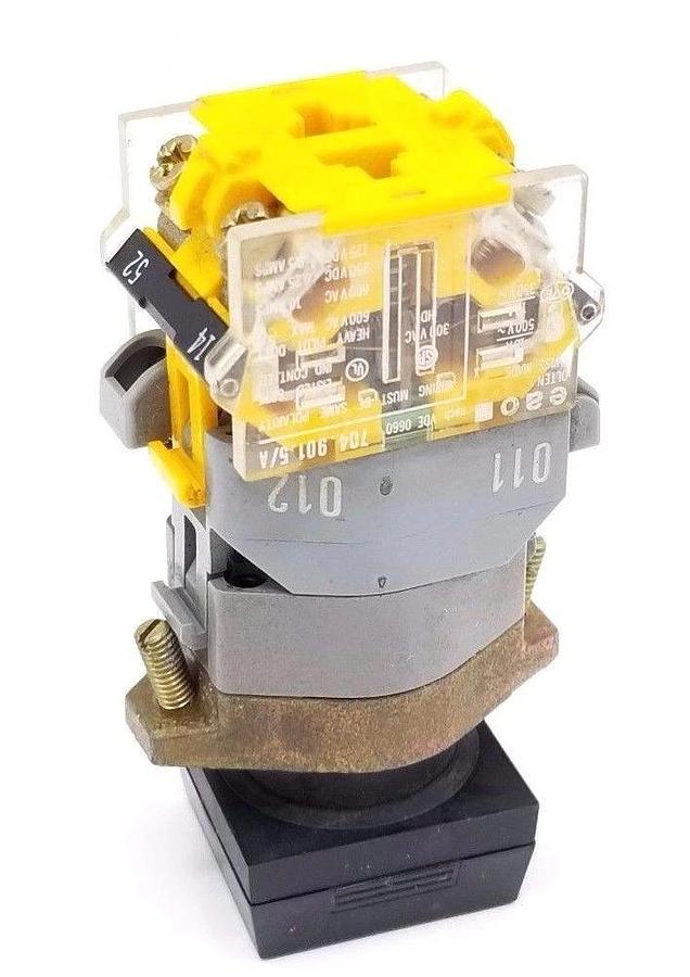 Used EAO 704.901.5/A SWITCHING ELEMENT W/ 704-950-0 LAMP BLOCK & BUTTON YELLOW