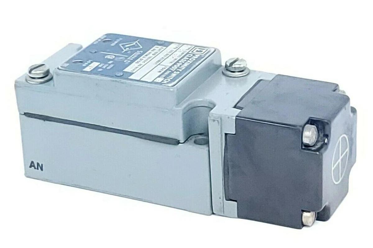 Used SQUARE D 9007-PSN223A PROXIMITY SWITCH 120VAC 50/60HZ 9007PSN223A SER. B
