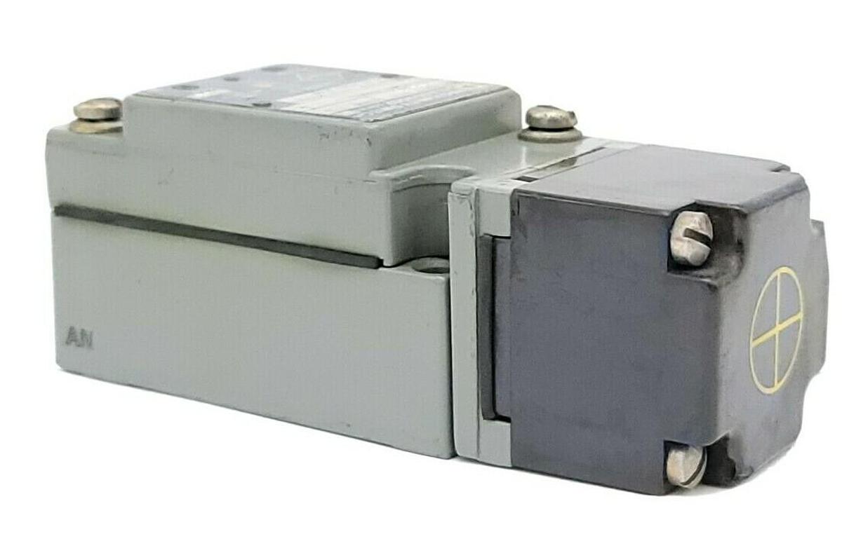 Used SQUARE D 9007-PSN223A PROXIMITY SWITCH 120VAC 50/60HZ 9007PSN223A SER. C