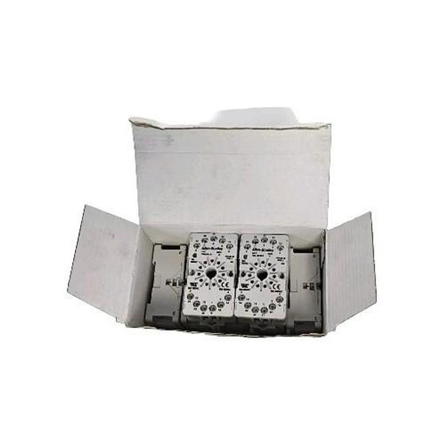 Used BOX OF 7 NEW ALLEN BRADLEY 700-HN101 SOCKETS 11-PIN SER. D