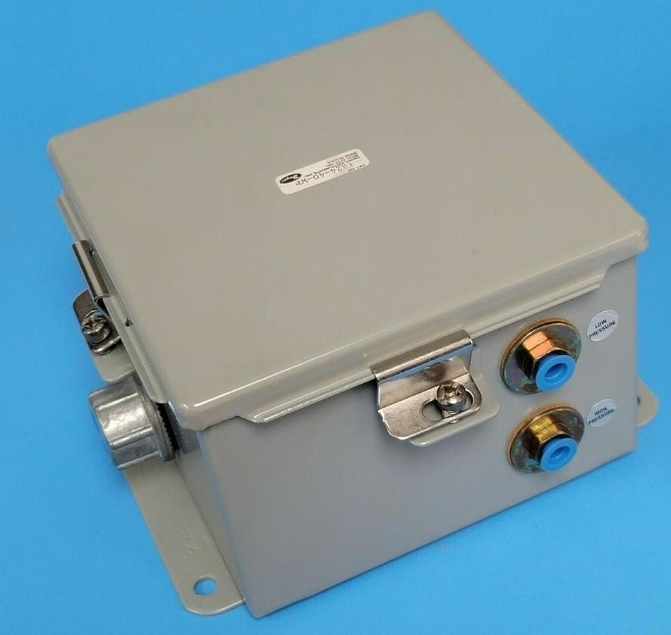 Used NIB DWYER 1824-40-WP PRESSURE SWITCH ENCLOSURE 182440WP