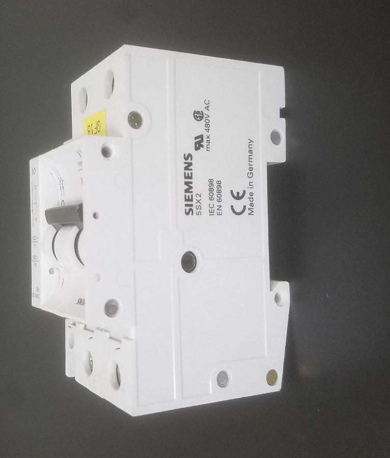 Used SIEMENS 5SX22D4 CIRCUIT BREAKER 4A, 400VAC, 2P, W/ 5SX9100-HS CONTACT BLOCK