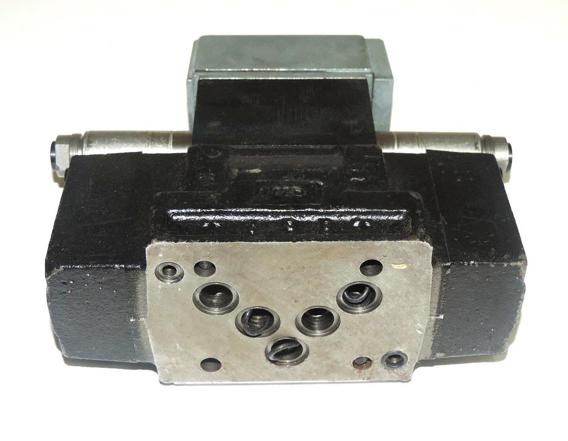 Used VICKERS DOUBLE A QF02C10D1 DIRECTIONAL CONTROL VALVE W/ PILOT VALVE QF3FF10B1
