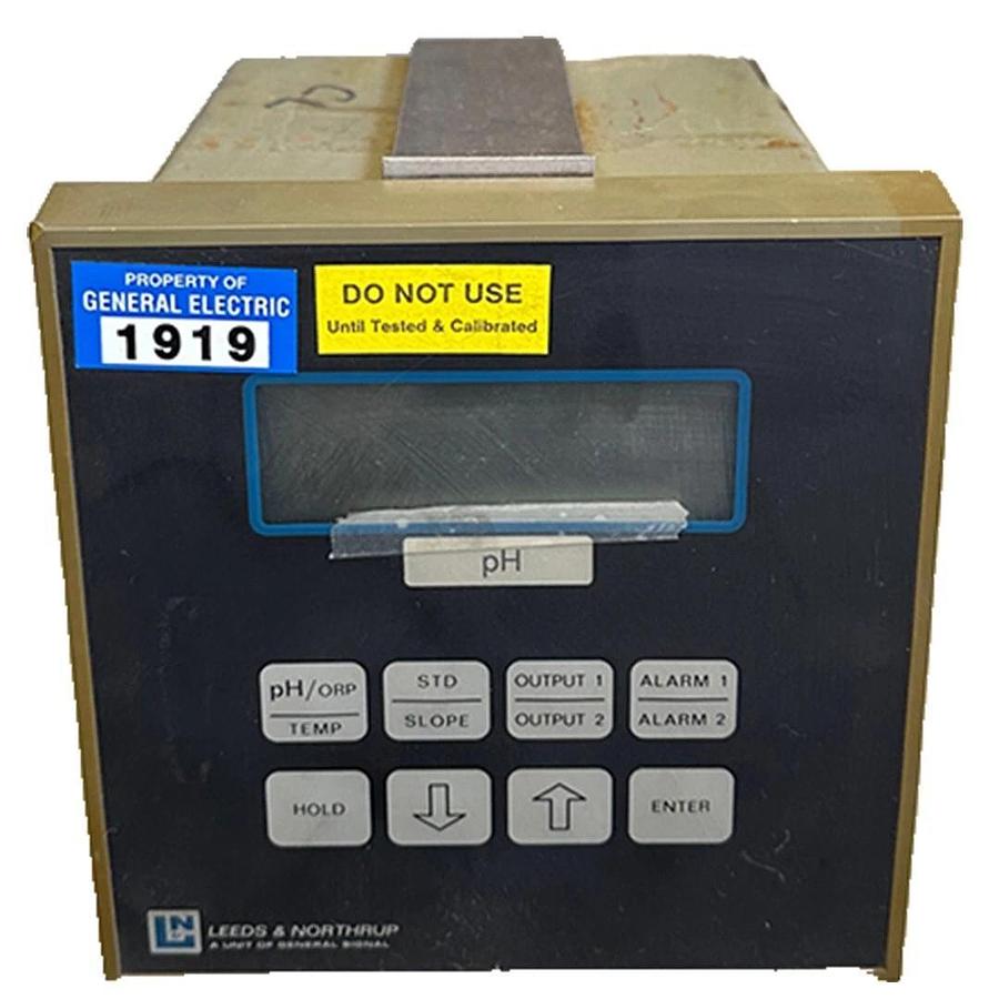 Used LEEDS & NORTHRUP 7082-11 / 708211 pH CONTROLLER 120/240V 50/60Hz 15VA 056316
