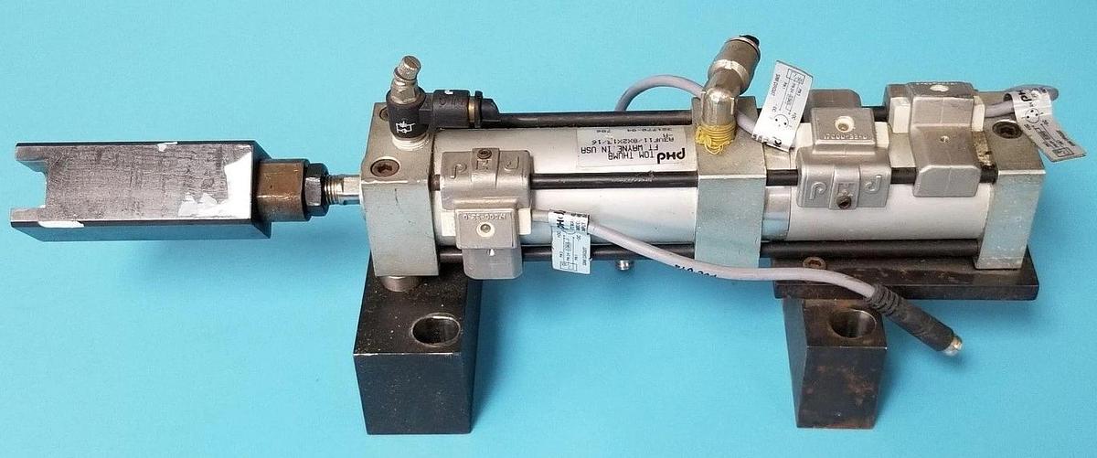 Used PHD A3VF11/8X2X13/16-M CYLINDER VALVE 3 POSITION 150PSI AIR 1-1/8 BORE 17522