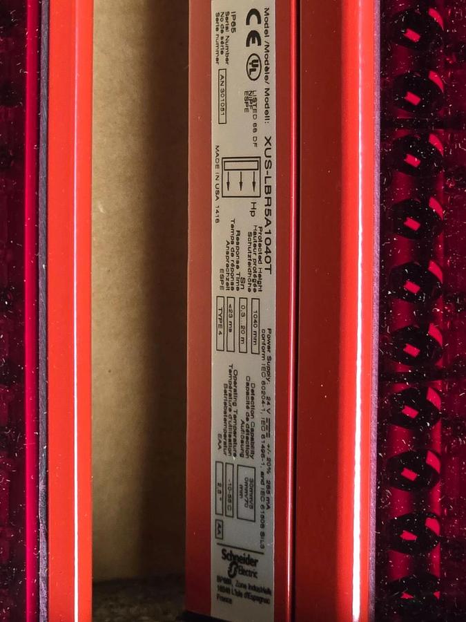 Telemecanique XUS-LBR5A1040 | XUSLBR5A1040 Safety Light Curtain Set 1040mm NSMP