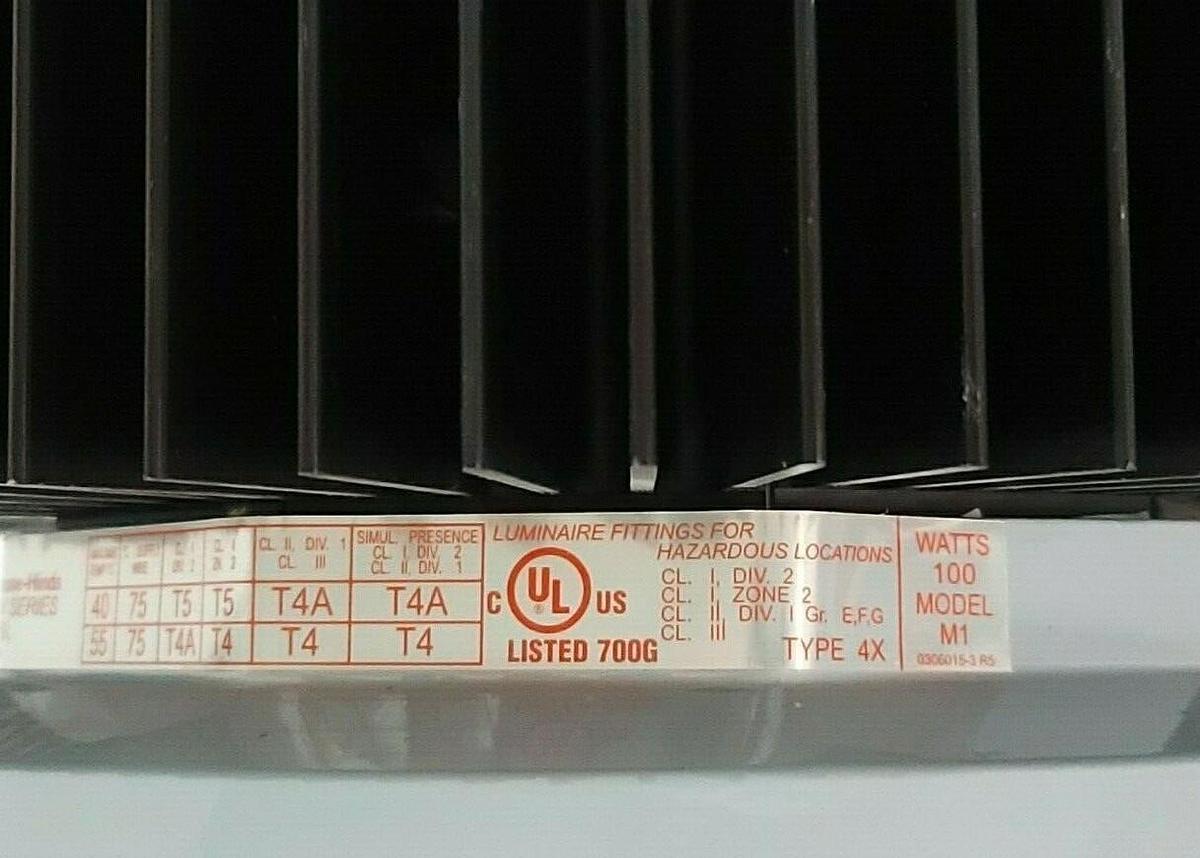Used NEW COOPER CROUSE-HINDS VMV9L LED LIGHT W/ (2) TRC-050S110SC LED DRIVERS
