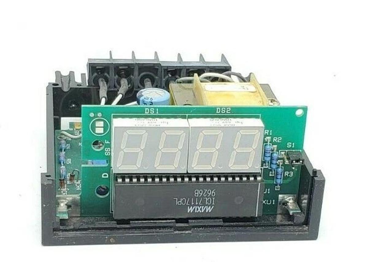 Used NEWPORT ELECTRONICS 201AN-5 DIGITAL VOLTAGE METER 115V 2.4W *MISSING FACEPLATE*