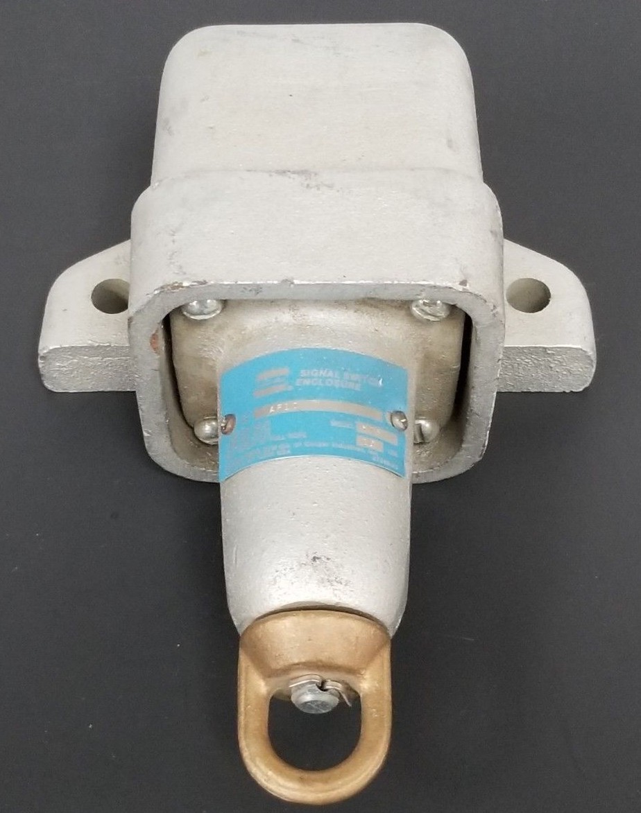 Used NEW CROUSE-HINDS CAT. NO: AF10 SIGNAL SWITCH ENCLOSURE MODEL: M75 10 LBS.