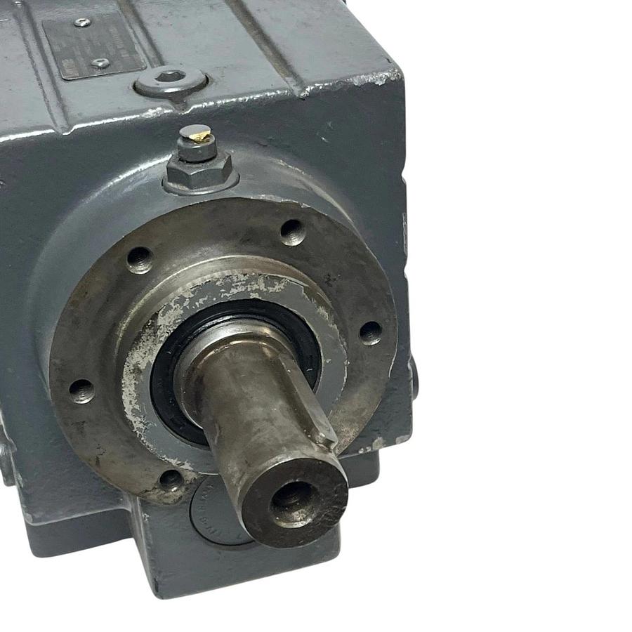 Used Lenze MDSKARS080-22 Servo Motor 2.3kW 4100 RPM w/ GST06-2A VCR 080C22 Gearbox