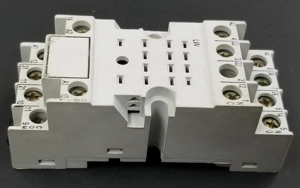 Used ALLEN BRADLEY 700-HN103 RELAY BASE SER. C, 10A, 300V, 700HN103